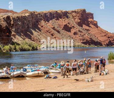 Arizona, USA. 1. Juni 2018. Lees Ferry, Arizona, ist ein Fluss Rafting Startplatz und Angeln Gegend für Touristen und Urlauber. Auf dem Colorado River, es ist der offizielle Beginn des Grand Canyon National Park. Credit: Arnold Drapkin/ZUMA Draht/Alamy leben Nachrichten Stockfoto