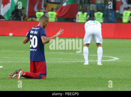 Nischni Nowgorod, Russland. 30. Juni 2015. Rodrigo Bekao (L) von CSKA Moskau auf seinen Knien mit Rifat Zhemaletdinov (R) von Lokomotive Moskau im Hintergrund während der Russischen Super Fussball-WM 2018 in Nischni Nowgorod Stadion. CSKA Moskau gewann die Olimp Super Cup von Russland mit einem 1-0 Sieg über Lokomotive in Nizhny Novgorod Stadion. Credit: Aleksey Fokin/SOPA Images/ZUMA Draht/Alamy leben Nachrichten Stockfoto