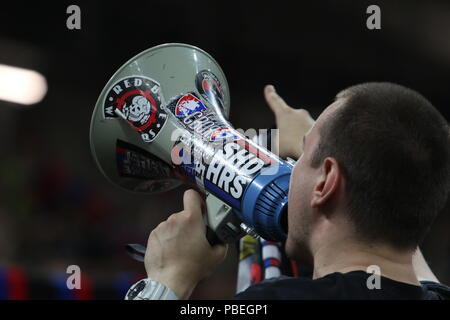 Nischni Nowgorod, Russland. 30. Juni 2015. Fan von Cska brüllt in einem Lautsprecher während der olimp Super Cup von Russland. CSKA Moskau gewann die Olimp Super Cup von Russland mit einem 1-0 Sieg über Lokomotive in Nizhny Novgorod Stadion. Credit: Aleksey Fokin/SOPA Images/ZUMA Draht/Alamy leben Nachrichten Stockfoto