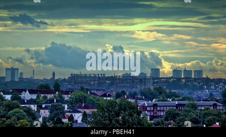 Glasgow, Schottland, Großbritannien am 28. Juli. UK Wetter: wechselhaft Tag mit stürmischen Wolken West End der Stadt über die kelvindale Gasometer und die Türme des Stadtgebiets. Gerard Fähre / alamy Nachrichten Stockfoto