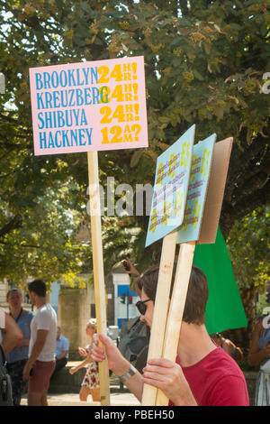 London, Großbritannien. 27. Juli, 2018. Partygänger Protest gegen neue Lizenzverträge regeln außerhalb Hackney Rathaus Credit: Zefrog/Alamy leben Nachrichten Stockfoto