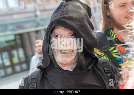 28. Juli 2018 - Angesichts der strengen Sicherheitslage als Reaktion auf die jüngsten Ereignisse in Manchester öffnete Manchester Central seine Türen für die Manchester Comic Con. Besonderes Augenmerk wurde auf die „Waffen“ gelegt, die die hundert Superhelden-Fans mitbrachten, um einen Tag voller Spaß zu haben, Um einige neue Comics zu kaufen und Fotos mit ihren Lieblingsschauspielern zu sehen und zu machen und ihnen zuzuhören, während sie in einer der vielen Phasen interviewt wurden Stockfoto