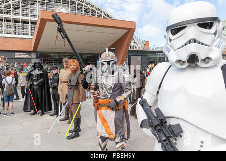 28. Juli 2018 - Unter fester Sicherheit als Reaktion auf die jüngsten Ereignisse in Manchester, Manchester Central öffnete seine Türen für die Manchester Comic. Con. Besonderes Augenmerk wurde auf die "Waffen", die die 100 Super Heroes Fans brachten einen Tag Spaß haben, einige neue Comics zu kaufen und zu sehen und haben Fotos mit Ihrem Liebling Akteure übernommen und hören ihnen zu, wie sie in einer von vielen Schritten befragt wurden. Stockfoto