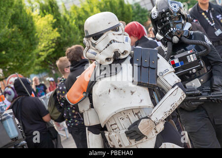 28. Juli 2018 - Unter fester Sicherheit als Reaktion auf die jüngsten Ereignisse in Manchester, Manchester Central öffnete seine Türen für die Manchester Comic. Con. Besonderes Augenmerk wurde auf die "Waffen", die die 100 Super Heroes Fans brachten einen Tag Spaß haben, einige neue Comics zu kaufen und zu sehen und haben Fotos mit Ihrem Liebling Akteure übernommen und hören ihnen zu, wie sie in einer von vielen Schritten befragt wurden. Stockfoto