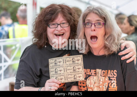 Bournemouth, UK. 27. Juli 2018. Die Menschen genießen das Leben bluegrass und Country Musik, Bier und Essen an der Bier- und Bluegrass Festival in Bournemouth. Quelle: Thomas Faull/Alamy leben Nachrichten Stockfoto