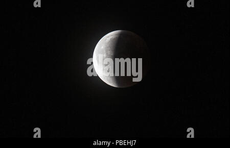 Berlin, Deutschland. 27. Juli, 2018. Der Mond bei der totalen Mondfinsternis. Credit: Paul Zinken/dpa/Alamy leben Nachrichten Stockfoto