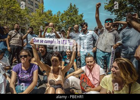 Barcelona, Spanien. 28. Juli, 2018: Taxifahrer shout Slogans die zunehmende Nutzung von Ride-hageln, die Sie einem unfairen Wettbewerb während einer unbefristeten Streik zu protestieren. Credit: Matthias Oesterle/Alamy leben Nachrichten Stockfoto