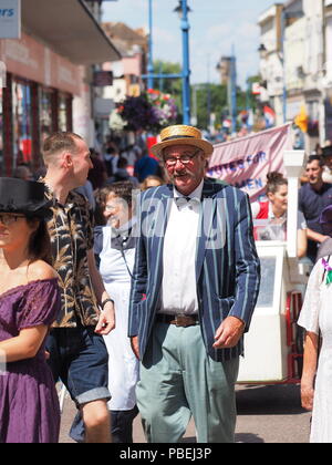 Sheerness, Kent, Großbritannien. 28. Juli 2018. Eine Gleichstellung Parade feiert 100 Jahre das Recht der Frauen zu stimmen entlang Sheerness High Street in Kent heute um 12:00 Uhr gehalten wurde als Teil der Sheppey Promenade Arts Festival. Credit: James Bell/Alamy leben Nachrichten Stockfoto