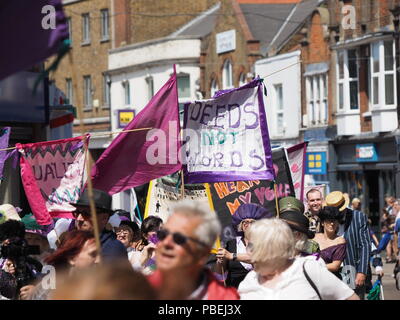 Sheerness, Kent, Großbritannien. 28. Juli 2018. Eine Gleichstellung Parade feiert 100 Jahre das Recht der Frauen zu stimmen entlang Sheerness High Street in Kent heute um 12:00 Uhr gehalten wurde als Teil der Sheppey Promenade Arts Festival. Credit: James Bell/Alamy leben Nachrichten Stockfoto