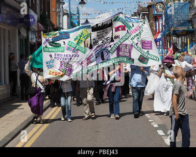 Sheerness, Kent, Großbritannien. 28. Juli 2018. Eine Gleichstellung Parade feiert 100 Jahre das Recht der Frauen zu stimmen entlang Sheerness High Street in Kent heute um 12:00 Uhr gehalten wurde als Teil der Sheppey Promenade Arts Festival. Credit: James Bell/Alamy leben Nachrichten Stockfoto