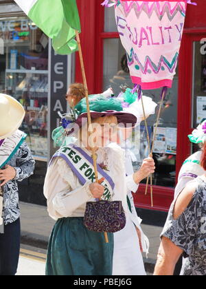 Sheerness, Kent, Großbritannien. 28. Juli 2018. Eine Gleichstellung Parade feiert 100 Jahre das Recht der Frauen zu stimmen entlang Sheerness High Street in Kent heute um 12:00 Uhr gehalten wurde als Teil der Sheppey Promenade Arts Festival. Credit: James Bell/Alamy leben Nachrichten Stockfoto