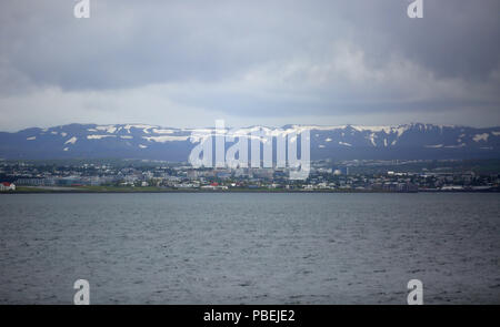 Reykjavik, Island. 14 Juni, 2018. Schneebedeckte Berge in zurück in Reykjavik, Island. Credit: Leigh Taylor/ZUMA Draht/Alamy leben Nachrichten Stockfoto