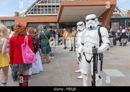 Manchester, Großbritannien. 28. Juli 2018 - Unter fester Sicherheit als Reaktion auf die jüngsten Ereignisse in Manchester, Manchester Central öffnete seine Türen für die Manchester Comic. Con. Besonderes Augenmerk wurde auf die "Waffen", die die 100 Super Heroes Fans brachten einen Tag Spaß haben, einige neue Comics zu kaufen und zu sehen und haben Fotos mit Ihrem Liebling Akteure übernommen und hören ihnen zu, wie sie in einem der vielen Stadien Credit: John Hopkins/Alamy Leben Nachrichten befragt wurden. Stockfoto