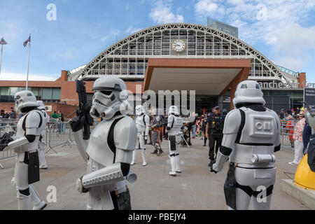 Manchester, Großbritannien. 28. Juli 2018 - Unter fester Sicherheit als Reaktion auf die jüngsten Ereignisse in Manchester, Manchester Central öffnete seine Türen für die Manchester Comic. Con. Besonderes Augenmerk wurde auf die "Waffen", die die 100 Super Heroes Fans brachten einen Tag Spaß haben, einige neue Comics zu kaufen und zu sehen und haben Fotos mit Ihrem Liebling Akteure übernommen und hören ihnen zu, wie sie in einem der vielen Stadien Credit: John Hopkins/Alamy Leben Nachrichten befragt wurden. Stockfoto