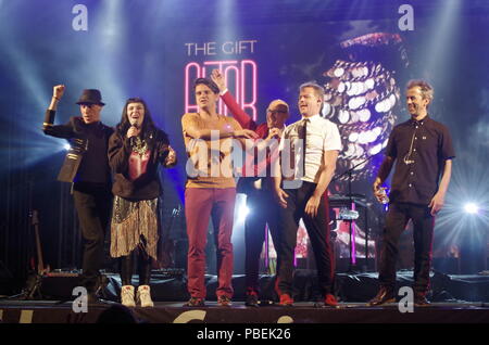 Algarve, Portugal. 27. Juli, 2018. Das Geschenk Konzert in Al-Buhera Sommer Festival 2018 in Albufeira. Credit: Angelo DeVal/Alamy leben Nachrichten Stockfoto