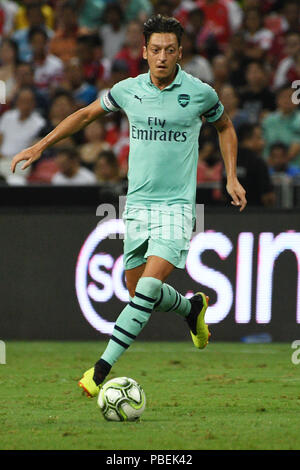 Singapur. 28. Juli 2018. Von Arsenal Mesut Ozil steuert die Kugel während der Internationalen Champions Cup Fußball-Match zwischen Arsenal und Paris Saint-Germain in Singapur am 28. Juli 2018 statt. Credit: Dann Chih Wey/Xinhua/Alamy leben Nachrichten Stockfoto