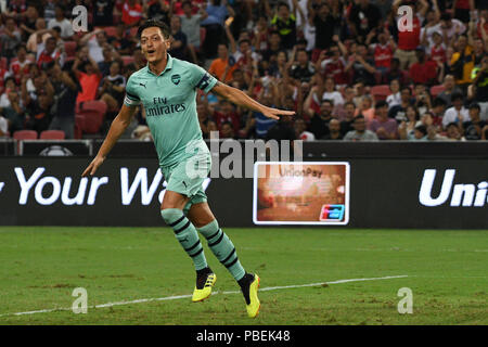 Singapur. 28. Juli 2018. Von Arsenal Mesut Ozil feiert nach zählen während der Internationalen Champions Cup Fußball-Match zwischen Arsenal und Paris Saint-Germain in Singapur am 28. Juli 2018 statt. Credit: Dann Chih Wey/Xinhua/Alamy leben Nachrichten Stockfoto
