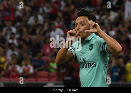 Singapur. 28. Juli 2018. Von Arsenal Mesut Ozil feiert nach zählen während der Internationalen Champions Cup Fußball-Match zwischen Arsenal und Paris Saint-Germain in Singapur am 28. Juli 2018 statt. Credit: Dann Chih Wey/Xinhua/Alamy leben Nachrichten Stockfoto