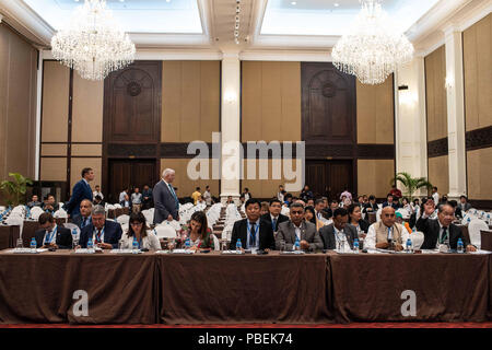 Phnom Penh, Kambodscha. 28. Juli 2018. Internationale Beobachter hören Sie die Lautsprecher von der Zivilgesellschaft Allianz Forum im Sofitel Hotel Phnom Penh am Tag vor den Wahlen organisiert. Credit: Enric CatalÃ Contreras/SOPA Images/ZUMA Draht/Alamy leben Nachrichten Stockfoto