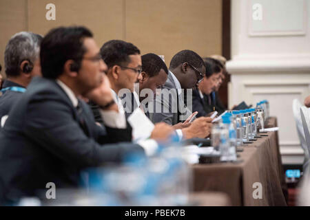 Phnom Penh, Kambodscha. 28. Juli 2018. Internationale Beobachter hören Sie die Lautsprecher von der Zivilgesellschaft Allianz Forum im Sofitel Hotel Phnom Penh am Tag vor den Wahlen organisiert. Credit: Enric CatalÃ Contreras/SOPA Images/ZUMA Draht/Alamy leben Nachrichten Stockfoto