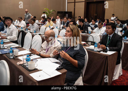 Phnom Penh, Kambodscha. 28. Juli 2018. Internationale Beobachter hören Sie die Lautsprecher von der Zivilgesellschaft Allianz Forum im Sofitel Hotel Phnom Penh am Tag vor den Wahlen organisiert. Credit: Enric CatalÃ Contreras/SOPA Images/ZUMA Draht/Alamy leben Nachrichten Stockfoto