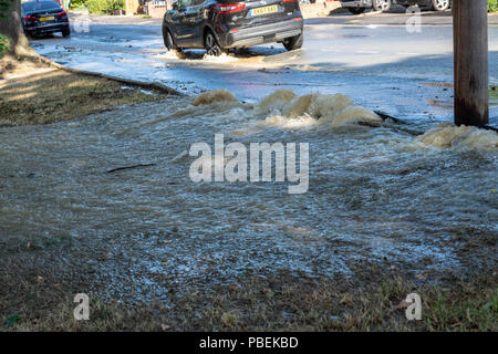 28. Juli 2018 Brentwood Essex, eine Wasserleitung platzte in Brentwood Essex Ursachen Überschwemmungen und Straße Chaos, lokale MP Alex Burghart visits die Szene Hilfe zu leisten. Kredit Ian Davidson/Alamy leben Nachrichten Stockfoto