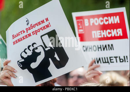 Tambow, Tambow, Russland. 28. Juli 2018. Am 28. Juli 2018 in vielen Städten Russlands fand der russischen Protest gegen die Rentenreform (Anhebung des Rentenalters). In der Stadt Tambow die Sitzung, zu der die Tambow Zweig der Kommunistischen Partei organisiert wurde. Etwa 1000 Menschen an der Kundgebung teilgenommen. Inschriften auf den Plakaten: "Die Macht der Arbeiter und keine andere'' (im Hintergrund)'' in Russland, die Pension mit Armut "Kredit ist ein Synonym für: Alexey Sukhorukov/ZUMA Draht/Alamy leben Nachrichten Stockfoto