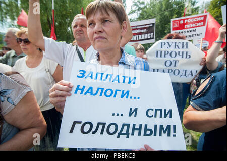 Tambow, Tambow, Russland. 28. Juli 2018. Am 28. Juli 2018 in vielen Städten Russlands fand der russischen Protest gegen die Rentenreform (Anhebung des Rentenalters). In der Stadt Tambow die Sitzung, zu der die Tambow Zweig der Kommunistischen Partei organisiert wurde. Etwa 1000 Menschen an der Kundgebung teil. Die Inschriften auf den Plakaten: "Steuern zahlen. und Hunger "Kredit zu schlafen: Alexey Sukhorukov/ZUMA Draht/Alamy leben Nachrichten Stockfoto