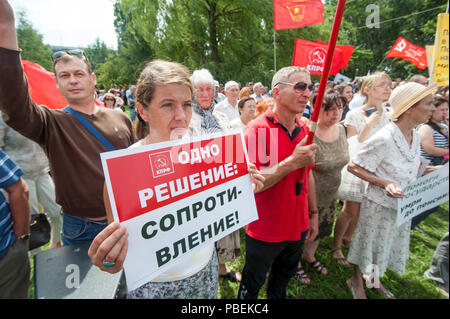 Tambow, Tambow, Russland. 28. Juli 2018. Am 28. Juli 2018 in vielen Städten Russlands fand der russischen Protest gegen die Rentenreform (Anhebung des Rentenalters). In der Stadt Tambow die Sitzung, zu der die Tambow Zweig der Kommunistischen Partei organisiert wurde. Etwa 1000 Menschen an der Kundgebung teil. Die Inschriften auf den Plakaten: "Eine Lösung - Widerstand" Credit: Alexey Sukhorukov/ZUMA Draht/Alamy leben Nachrichten Stockfoto