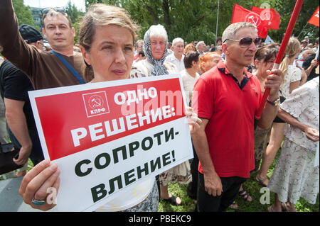 Tambow, Tambow, Russland. 28. Juli 2018. Am 28. Juli 2018 in vielen Städten Russlands fand der russischen Protest gegen die Rentenreform (Anhebung des Rentenalters). In der Stadt Tambow die Sitzung, zu der die Tambow Zweig der Kommunistischen Partei organisiert wurde. Etwa 1000 Menschen an der Kundgebung teil. Die Inschriften auf den Plakaten: "Eine Lösung - Widerstand" Credit: Alexey Sukhorukov/ZUMA Draht/Alamy leben Nachrichten Stockfoto