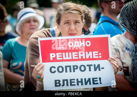 Tambow, Tambow, Russland. 28. Juli 2018. Am 28. Juli 2018 in vielen Städten Russlands fand der russischen Protest gegen die Rentenreform (Anhebung des Rentenalters). In der Stadt Tambow die Sitzung, zu der die Tambow Zweig der Kommunistischen Partei organisiert wurde. Etwa 1000 Menschen an der Kundgebung teil. Die Inschriften auf den Plakaten: "Eine Lösung - Widerstand" Credit: Alexey Sukhorukov/ZUMA Draht/Alamy leben Nachrichten Stockfoto