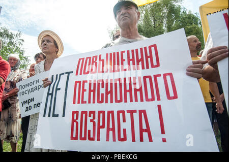 Tambow, Tambow, Russland. 28. Juli 2018. Am 28. Juli 2018 in vielen Städten Russlands fand der russischen Protest gegen die Rentenreform (Anhebung des Rentenalters). In der Stadt Tambow die Sitzung, zu der die Tambow Zweig der Kommunistischen Partei organisiert wurde. Etwa 1000 Menschen an der Kundgebung teil. Die Inschrift auf dem Plakat: "Es gibt keine Erhöhung des Rentenalters. Credit: Alexey Sukhorukov/ZUMA Draht/Alamy leben Nachrichten Stockfoto