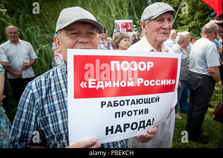 Tambow, Tambow, Russland. 28. Juli 2018. Am 28. Juli 2018 in vielen Städten Russlands fand der russischen Protest gegen die Rentenreform (Anhebung des Rentenalters). In der Stadt Tambow die Sitzung, zu der die Tambow Zweig der Kommunistischen Partei organisiert wurde. Etwa 1000 Menschen an der Kundgebung teil. Die Inschrift auf dem Plakat: ''Shame' 'Einiges Russland'' arbeiten gegen die Menschen": Alexey Sukhorukov/ZUMA Draht/Alamy leben Nachrichten Stockfoto