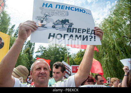 Tambow, Tambow, Russland. 28. Juli 2018. Am 28. Juli 2018 in vielen Städten Russlands fand der russischen Protest gegen die Rentenreform (Anhebung des Rentenalters). In der Stadt Tambow die Sitzung, zu der die Tambow Zweig der Kommunistischen Partei organisiert wurde. Etwa 1000 Menschen an der Kundgebung teil. Die Inschrift auf dem Plakat: "müde sind. Weiter mit ihren Füßen? Credit: Alexey Sukhorukov/ZUMA Draht/Alamy leben Nachrichten Stockfoto