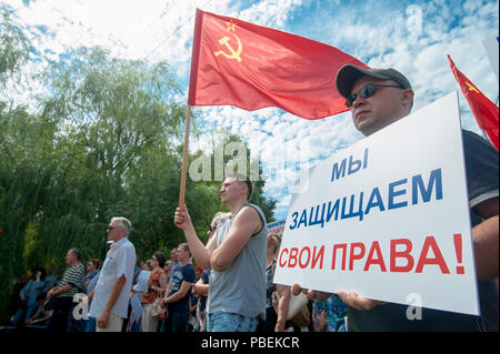 Tambow, Tambow, Russland. 28. Juli 2018. Am 28. Juli 2018 in vielen Städten Russlands fand der russischen Protest gegen die Rentenreform (Anhebung des Rentenalters). In der Stadt Tambow die Sitzung, zu der die Tambow Zweig der Kommunistischen Partei organisiert wurde. Etwa 1000 Menschen an der Kundgebung teil. Die Inschrift auf dem Plakat: "Wir haben unsere Rechte schützen. Credit: Alexey Sukhorukov/ZUMA Draht/Alamy leben Nachrichten Stockfoto