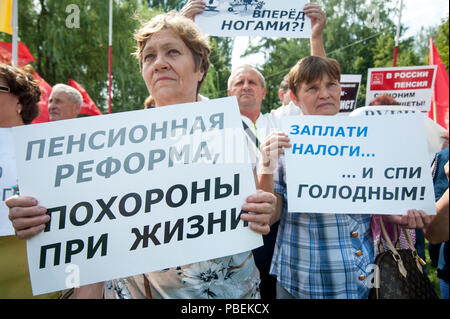 Tambow, Tambow, Russland. 28. Juli 2018. Am 28. Juli 2018 in vielen Städten Russlands fand der russischen Protest gegen die Rentenreform (Anhebung des Rentenalters). In der Stadt Tambow die Sitzung, zu der die Tambow Zweig der Kommunistischen Partei organisiert wurde. Etwa 1000 Menschen an der Kundgebung teilgenommen. Inschriften auf den Plakaten: (links) "Rentenreform Beerdigung im Leben'', (rechts)'' Steuern zahlen. und Hunger "Kredit zu schlafen: Alexey Sukhorukov/ZUMA Draht/Alamy leben Nachrichten Stockfoto