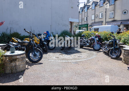 Calne, Wiltshire, UK, 28. Juli 2018 Eine Gruppe von Motorrädern in einer ruhigen Fußgängerzone Reflexion Bereich Kredit Estelle Bowden/Alamy leben Nachrichten geparkt Stockfoto