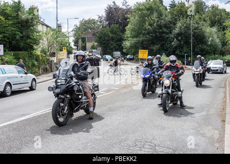 Calne, Wiltshire, UK, 28. Juli 2018 Mehr Radfahrer in der Hauptstraße von Calne einschließlich eines kleinen Hund Reiten mit seinem Besitzer Credit Estelle Bowden/Alamy leben Nachrichten Stockfoto