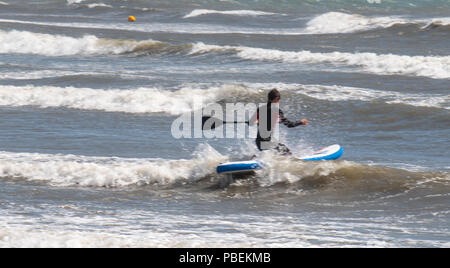 Lyme Regis, Dorset, Großbritannien. Juli 2018. UK Wetter: Warm, hell und stürmischen in Lyme Regis. Urlauber genießen das raue Meer in Lyme Regis an einem sonnigen und windigen Tag. Kredit: PQ/Alamy Live News Stockfoto