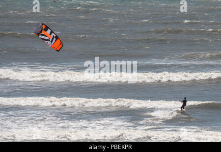 Lyme Regis, Dorset, Großbritannien. Juli 2018. UK Wetter: Warm, hell und stürmischen in Lyme Regis. Urlauber genießen das raue Meer in Lyme Regis an einem sonnigen und windigen Tag. Kredit: PQ/Alamy Live News Stockfoto