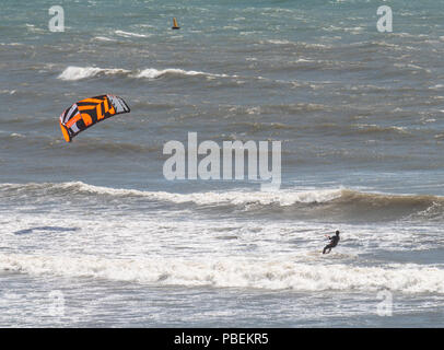 Lyme Regis, Dorset, Großbritannien. Juli 2018. UK Wetter: Warm, hell und stürmischen in Lyme Regis. Urlauber genießen das raue Meer in Lyme Regis an einem sonnigen und windigen Tag. Kredit: PQ/Alamy Live News Stockfoto