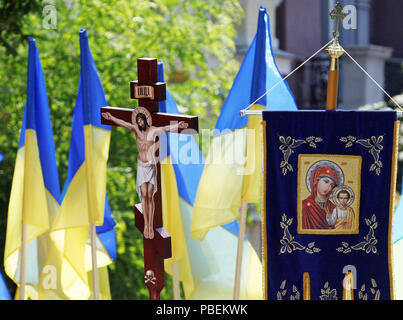 Kiew, Ukraine. 28. Juli 2018. Ukrainische orthodoxe Gläubige und Priester teilnehmen eine Religion März von der Ukrainischen Orthodoxen Kirche des Kiewer Patriarchat in Kiew, Ukraine organisiert, am 28. Juli 2018. Orthodoxe gläubige Markierung der 1030Th Jahrestag der Kiewer Rus Christianisierung am 27. und 28. Juli 2018. Credit: Serg Glovny/ZUMA Draht/Alamy leben Nachrichten Stockfoto