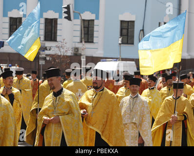 Kiew, Ukraine. 28. Juli 2018. Ukrainische Orthodoxe Priester an einer Religion März von der Ukrainischen Orthodoxen Kirche des Kiewer Patriarchat in Kiew, Ukraine organisiert, am 28. Juli 2018. Orthodoxe gläubige Markierung der 1030Th Jahrestag der Kiewer Rus Christianisierung am 27. und 28. Juli 2018. Credit: Serg Glovny/ZUMA Draht/Alamy leben Nachrichten Stockfoto