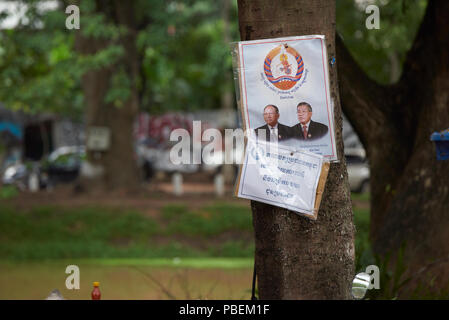 Siem Reap, Kambodscha. Samstag, 28. Juli 2018: Die KAMBODSCHANISCHEN Bundestagswahlkampf Poster mit Volkspartei Kandidaten in Siem Reap. Die Umfragen am Sonntag 29. Juli. Credit: Nando Machado/Alamy leben Nachrichten Stockfoto