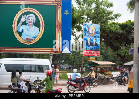 Siem Reap, Kambodscha. Samstag, 28. Juli 2018: Die KAMBODSCHANISCHEN Bundestagswahlkampf Poster mit Volkspartei Kandidaten in Siem Reap. Die Umfragen am Sonntag 29. Juli. Credit: Nando Machado/Alamy leben Nachrichten Stockfoto