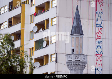 Berlin, Deutschland. 27. Juli, 2018. Das minarett der Mevlana Moschee neben einem Appartementhaus am Kottbusser Tor. Quelle: Stefan Jaitner/dpa/Alamy leben Nachrichten Stockfoto