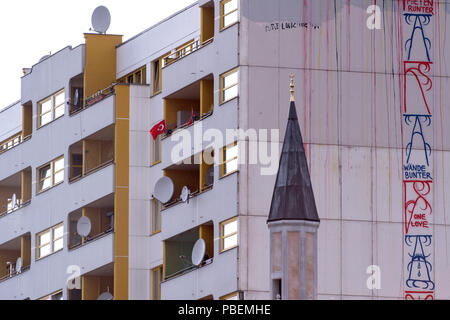 Berlin, Deutschland. 27. Juli, 2018. Das minarett der Mevlana Moschee neben einem Appartementhaus am Kottbusser Tor. Quelle: Stefan Jaitner/dpa/Alamy leben Nachrichten Stockfoto
