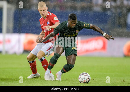 Hamburg, Deutschland. 28. Juli 2018. Fußball, Test Matches: Hamburger SV vs AS Monaco im Volksparkstadion. Hamburger Rick van Drongelen (L) und Monaco Keita Klingenwechsel vie für den Ball. Quelle: Axel Heimken/dpa/Alamy leben Nachrichten Stockfoto