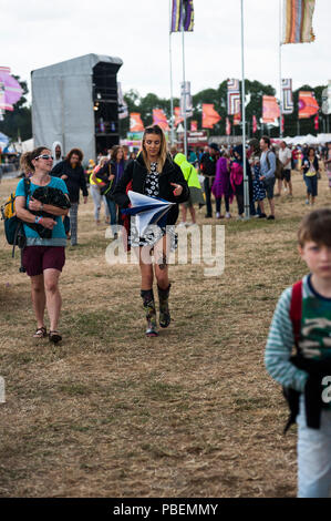 WOMAD-Festival, Charlton Park, Wiltshire, UK. 28. Juli 2018. Szenen bei WOMAD 2018, das Festival der Musik, Kunst und Tanz. Wie der britische Hitzewelle zu einem abrupten Ende kommt, Festivalbesucher genießen Sie zeitweise Gewitter, starker Wind und Sonnenschein. Credit: Francesca Moore/Alamy leben Nachrichten Stockfoto