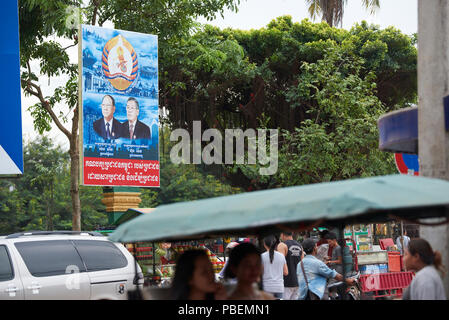 Siem Reap, Kambodscha. Samstag, 28. Juli 2018: Die KAMBODSCHANISCHEN Bundestagswahlkampf Poster mit Volkspartei Kandidaten in Siem Reap. Die Umfragen am Sonntag 29. Juli. Credit: Nando Machado/Alamy leben Nachrichten Stockfoto